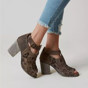 Leather Brown booties with swirl design